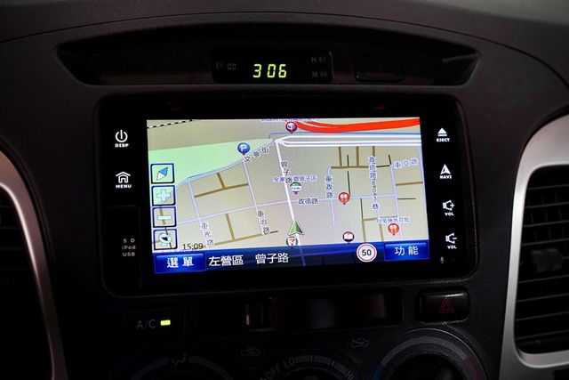 僅跑8.2萬里 原版件 鋁圈 皮椅 雙安 多功能影音 倒車顯影 導航 抬頭顯示  第14張相片