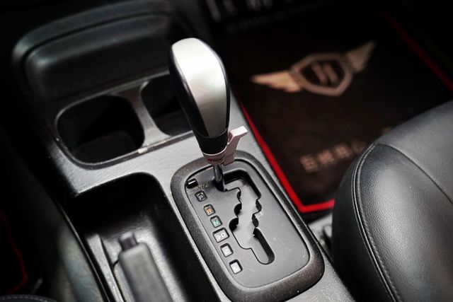 僅跑8.2萬里 原版件 鋁圈 皮椅 雙安 多功能影音 倒車顯影 導航 抬頭顯示  第16張相片