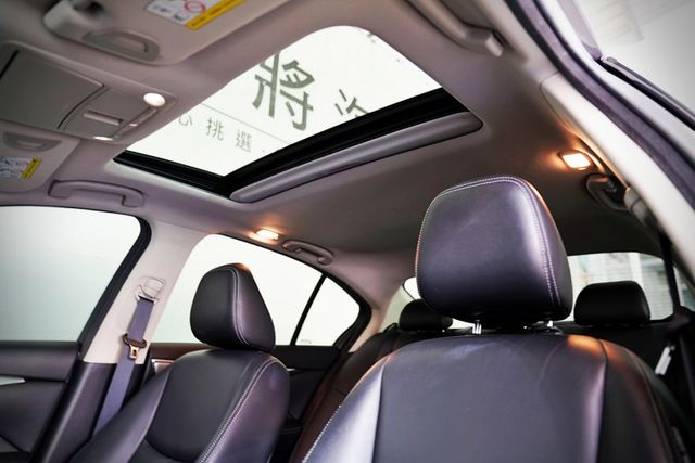一手車僅跑4.5萬里 原版件 原廠保養 天窗 導航 環景影像 雙電動椅 偏移警示  第9張相片