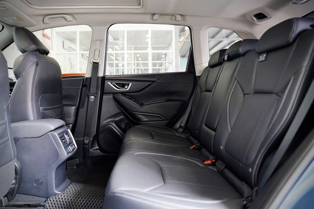 原鈑件 僅跑6.4萬里 ACC撥片 盲點 車道偏移 環景 電尾門 天窗 四輪驅動  第8張相片