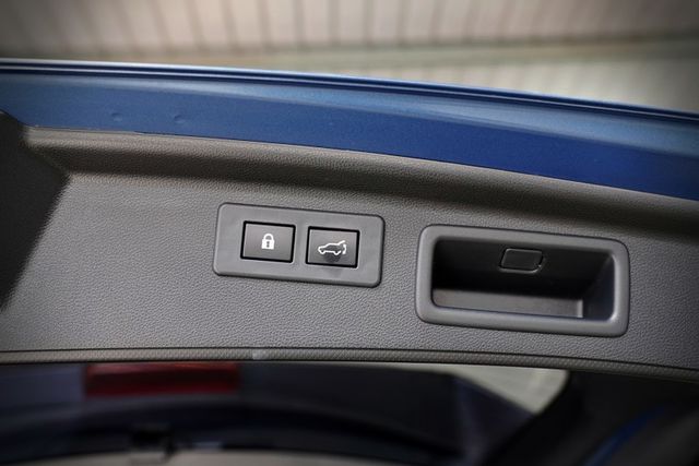 原鈑件 僅跑6.4萬里 ACC撥片 盲點 車道偏移 環景 電尾門 天窗 四輪驅動  第19張相片