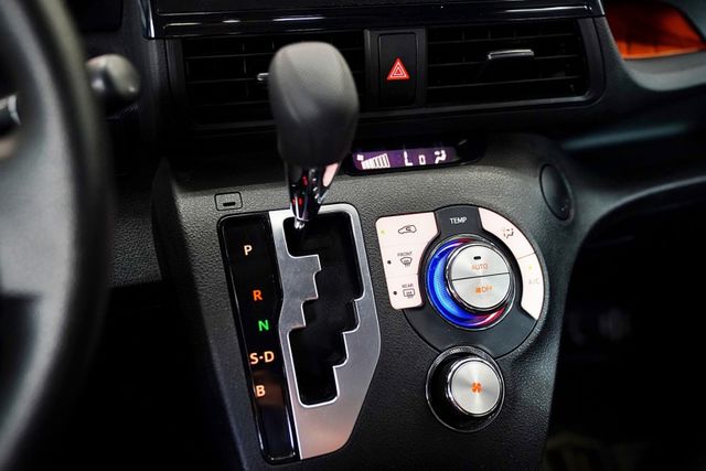 一手車僅跑4.6萬里 原版件 皮椅、免鑰匙、恆溫、電折後視、盲點、定速、右電滑門  第14張相片