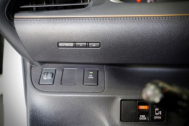 一手車僅跑4.6萬里 原版件 皮椅、免鑰匙、恆溫、電折後視、盲點、定速、右電滑門  第16張相片