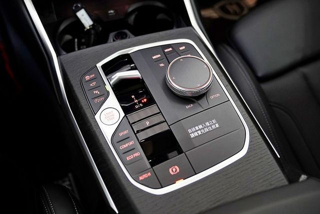 318i Sport｜一手車 僅跑2.3萬里 原版件 原廠保固到2027 5AU、環景、盲點、ID8介面  第16張相片