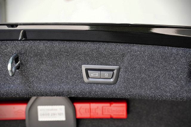 318i Sport｜一手車 僅跑2.3萬里 原版件 原廠保固到2027 5AU、環景、盲點、ID8介面  第19張相片