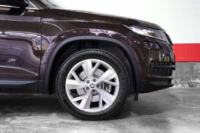 尊榮版｜4X4 原版件 7人座 摸門 CARPLAY 全景天窗 電動椅 電尾門 360環景  第5張相片