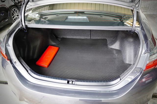 經典型｜原廠保養 僅跑4.2萬里 導航 倒車影像 定速 雙區恆溫  第10張相片