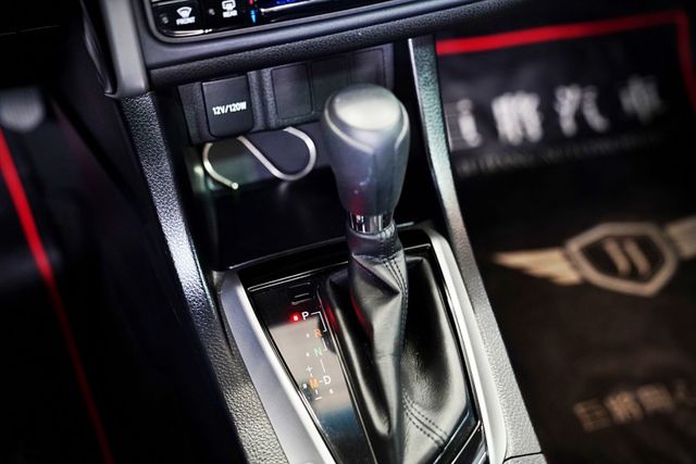 經典型｜原廠保養 僅跑4.2萬里 導航 倒車影像 定速 雙區恆溫  第16張相片