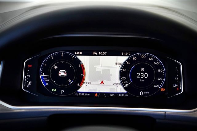 一手車 原版件 撥片、雙區恆溫、電動尾門、倒影、盲點、原廠導航、ACC、自動停車  第13張相片