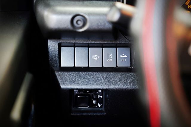 原版件 適時4驅(附加力箱) 感應頭燈 倒車顯影 導航定速 恆溫 車道偏離警示  第16張相片