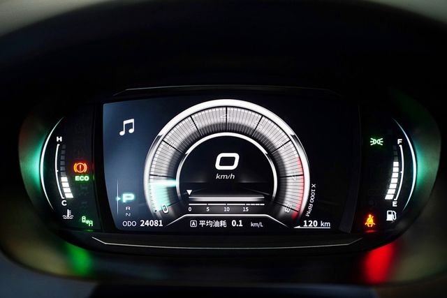一手車原鈑件 皮椅、數位儀表、原廠導航、倒車顯影、盲點、定速、電後視鏡、感應頭燈  第13張相片