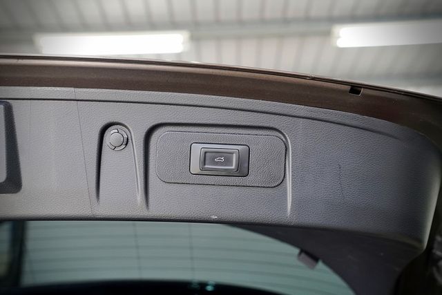 一手車 原版件 皮椅 電動椅 定速 360環景 導航 雙區恆溫 全景天窗 撥片  第19張相片