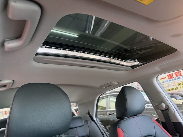 一手女用車 I-KEY 僅跑一萬五千萬公里  選配天窗~冷熱椅~方向盤加熱  第14張相片