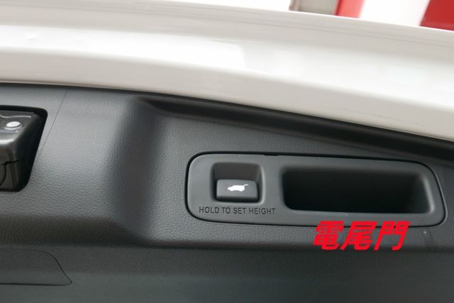 一手車只跑1萬多保證里程 認證通過全車原鈑件 ACC跟車 換檔撥片 無線電充 電尾門  第8張相片
