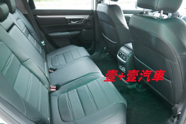 一手車只跑1萬多保證里程 認證通過全車原鈑件 ACC跟車 換檔撥片 無線電充 電尾門  第10張相片