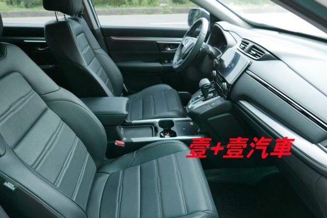 一手車只跑1萬多保證里程 認證通過全車原鈑件 ACC跟車 換檔撥片 無線電充 電尾門  第11張相片