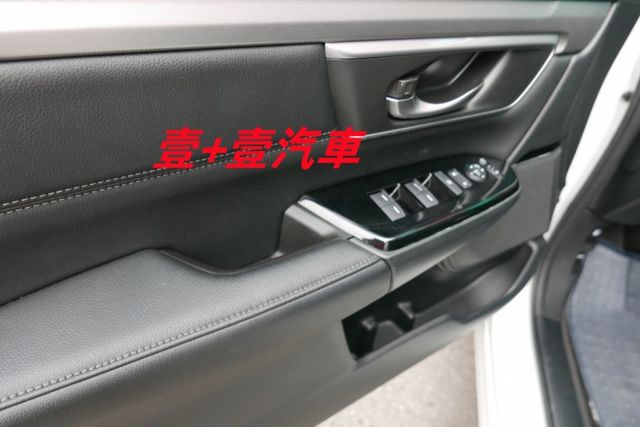一手車只跑1萬多保證里程 認證通過全車原鈑件 ACC跟車 換檔撥片 無線電充 電尾門  第12張相片