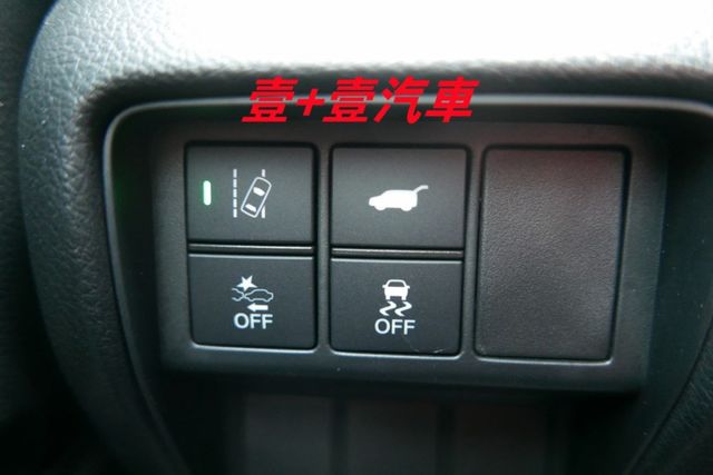 一手車只跑1萬多保證里程 認證通過全車原鈑件 ACC跟車 換檔撥片 無線電充 電尾門  第13張相片