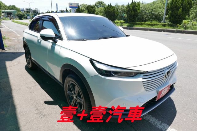 最頂級尊榮版 雙區恆溫 電尾門 環景 盲點偵測 跟車 車道偏移 怠速熄火 無線電充 認證通過全車原鈑件 保證里程 快撥鍵  第3張相片
