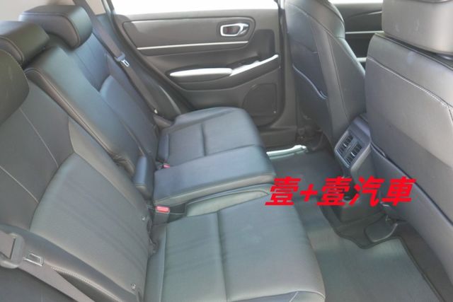 最頂級尊榮版 雙區恆溫 電尾門 環景 盲點偵測 跟車 車道偏移 怠速熄火 無線電充 認證通過全車原鈑件 保證里程 快撥鍵  第9張相片