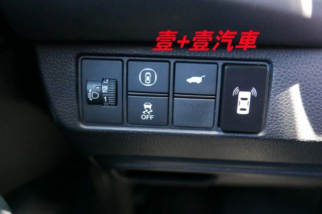 最頂級尊榮版 雙區恆溫 電尾門 環景 盲點偵測 跟車 車道偏移 怠速熄火 無線電充 認證通過全車原鈑件 保證里程 快撥鍵  第11張相片