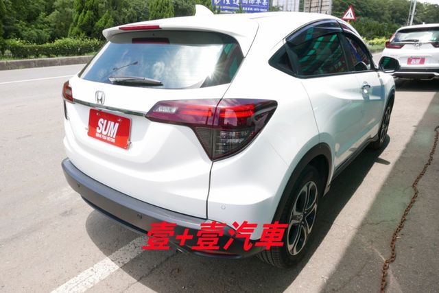 頂級 S版  I-KEY免用鑰匙 認證通過全車原鈑件保證里程 盲點 快撥鍵 定速 衛星導航 倒車顯影 防滑系統  第4張相片