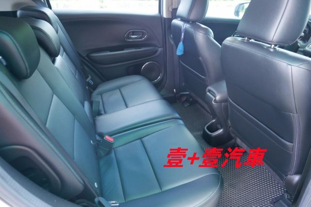 頂級 S版  I-KEY免用鑰匙 認證通過全車原鈑件保證里程 盲點 快撥鍵 定速 衛星導航 倒車顯影 防滑系統  第8張相片