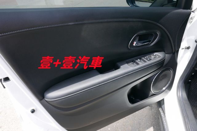 頂級 S版  I-KEY免用鑰匙 認證通過全車原鈑件保證里程 盲點 快撥鍵 定速 衛星導航 倒車顯影 防滑系統  第11張相片