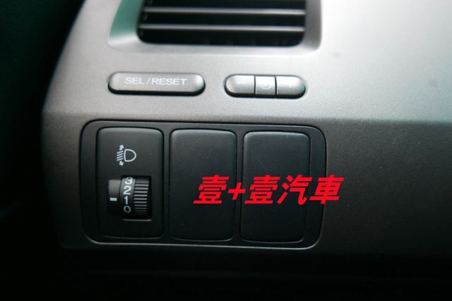 一手車 認證通過全車原鈑件 只跑6萬多保證里程 安卓機 倒車顯影 衛星導航 行車紀錄器  第10張相片