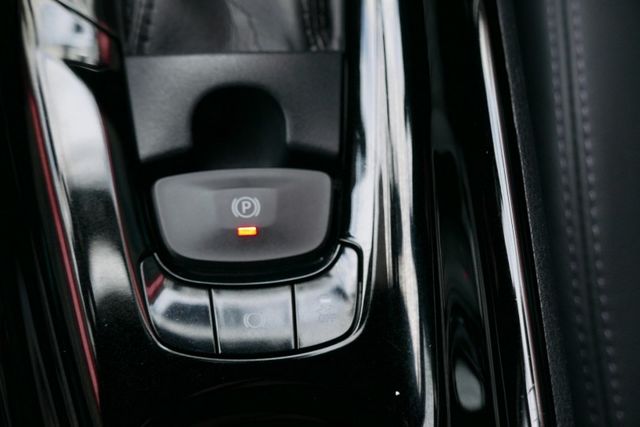認證通過全車原鈑件 只跑8萬多保證里程 雙恆溫 衛星導航 倒車顯影 雙前電熱椅 定速  第15張相片