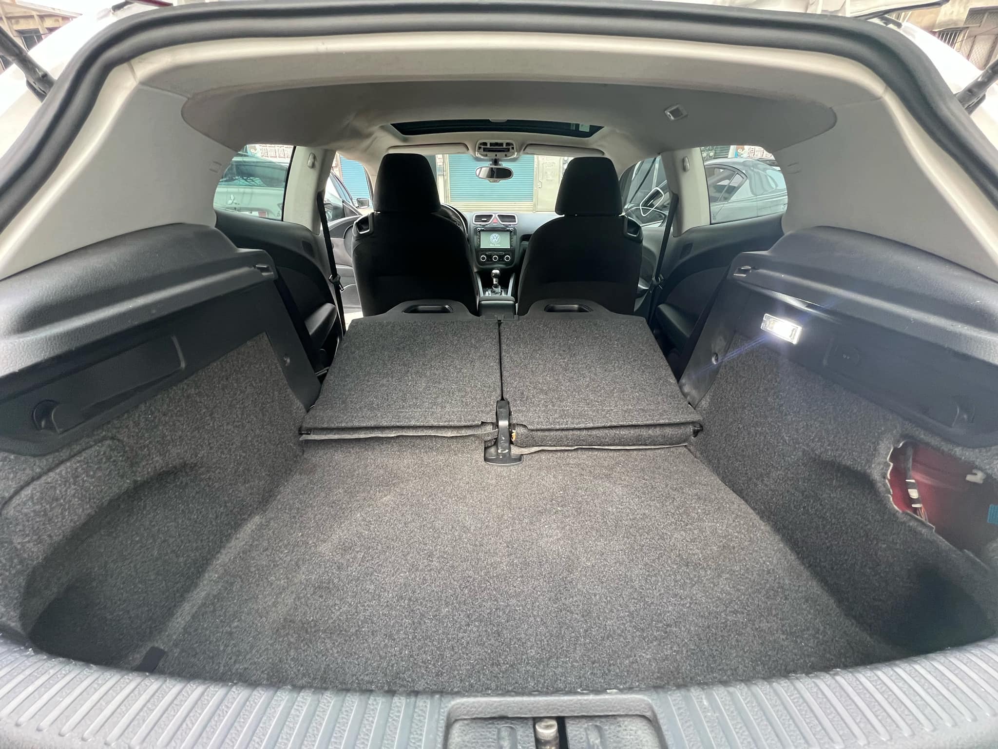 2011'福斯三門Volkswagen SCIROCCO 1.4L 太古總代理 單身貴族省油省稅 天窗/導航螢幕 無碰撞過有認證 全台限量出廠賣一台少一台  第9張相片