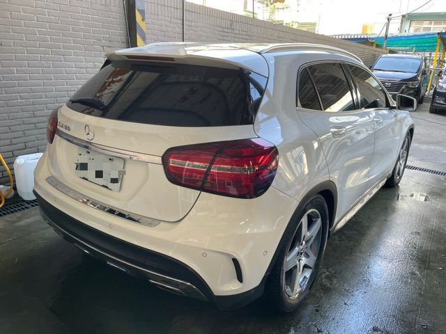 M-BENZ賓士 GLA180  第3張相片