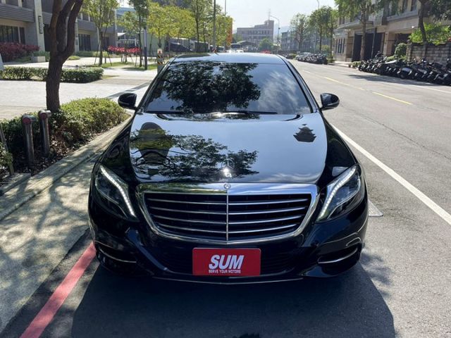 極品豪華董級座駕/總代理S400 LWB/原廠保養低里程/禮車+商務套件/電動吸門+尾門/前後座冷熱電動椅/新車587萬  第4張相片