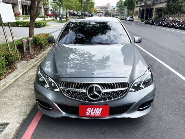 〈極品低里程總代理E250小改款〉氛圍感爆棚/全原版件/智慧免鑰/氣氛+流水燈/專用安卓機/360環景/AMG鋁圈+新胎  第4張相片