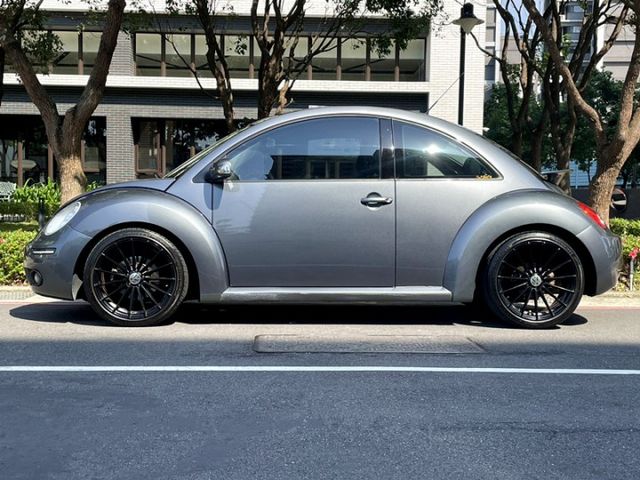 〈市場稀有少數低里程〉NEW BEETLE 小改款金龜車 6速手自 認證車 升級18吋鋁圈 倍適登避震 LED頭燈 尾翼  第3張相片