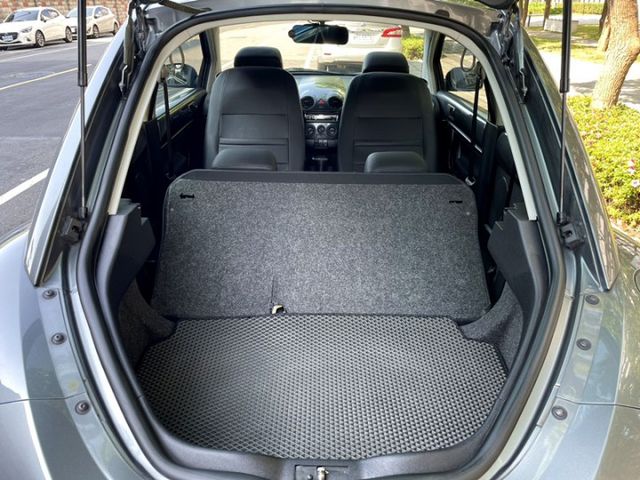 〈市場稀有少數低里程〉NEW BEETLE 小改款金龜車 6速手自 認證車 升級18吋鋁圈 倍適登避震 LED頭燈 尾翼  第17張相片