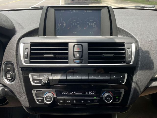 〈掀背小鋼炮超值入手款〉F20總代理 一手原版件118i 小改款1.5T 原廠保養 左2鍵 免鑰摸門 定速 記憶電動椅  第11張相片