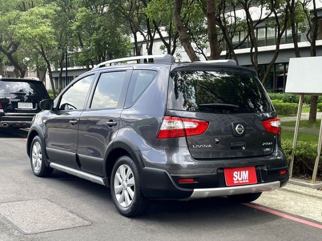 〈極品車況僅跑4萬公里〉認證車 原版件 全程原廠保養 恆溫 車頂架 影音螢幕 內裝宛如新車感受 四條九成新胎 靈活大空間  第2張相片