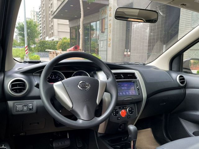 〈極品車況僅跑4萬公里〉認證車 原版件 全程原廠保養 恆溫 車頂架 影音螢幕 內裝宛如新車感受 四條九成新胎 靈活大空間  第6張相片