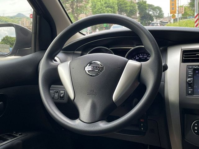 〈極品車況僅跑4萬公里〉認證車 原版件 全程原廠保養 恆溫 車頂架 影音螢幕 內裝宛如新車感受 四條九成新胎 靈活大空間  第9張相片