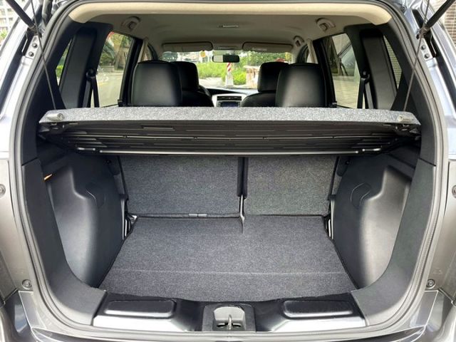 〈極品車況僅跑4萬公里〉認證車 原版件 全程原廠保養 恆溫 車頂架 影音螢幕 內裝宛如新車感受 四條九成新胎 靈活大空間  第16張相片