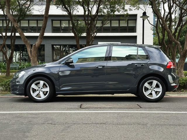 〈低預算入手熱門掀背小鋼砲〉七代特殊灰1.4TSI/一手認證車/原版件/里程保證/LED日行燈/定速/恆溫/多媒體影音  第3張相片