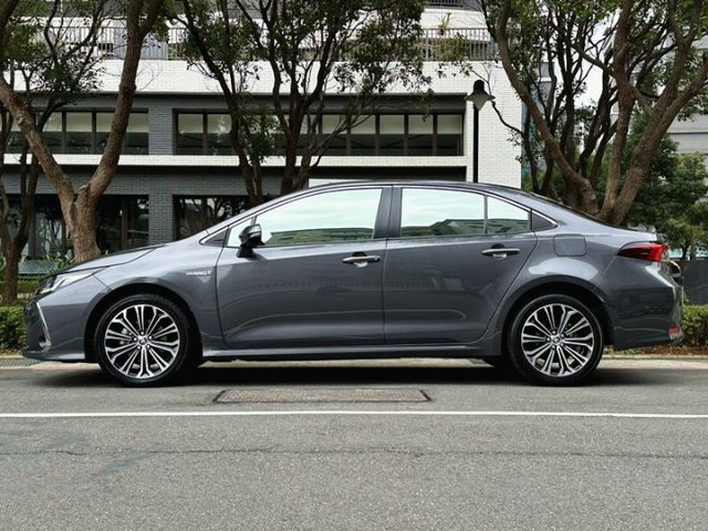 〈油電旗艦版〉23年領牌/自用一手原版件/原廠保養/原廠保固/LED頭燈/數位儀表/跟車/抬顯/盲點/電動椅/環景/影音  第3張相片