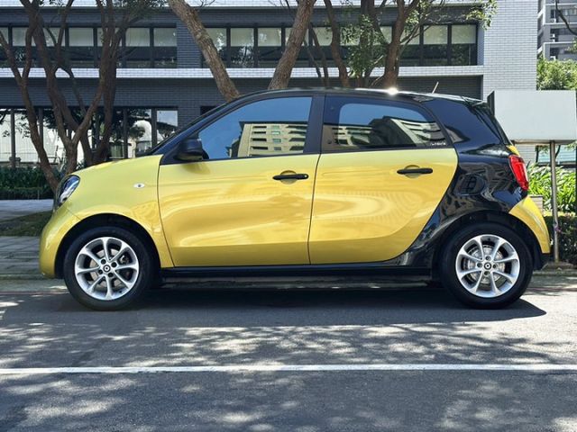 〈最安全的都市精靈〉一手女用認證車/獨特四座掀背吸睛款/低稅金制霸/市區停車便利/定速/恆溫/循跡/模式切換/市面稀有  第3張相片