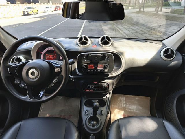 〈最安全的都市精靈〉一手女用認證車/獨特四座掀背吸睛款/低稅金制霸/市區停車便利/定速/恆溫/循跡/模式切換/市面稀有  第6張相片