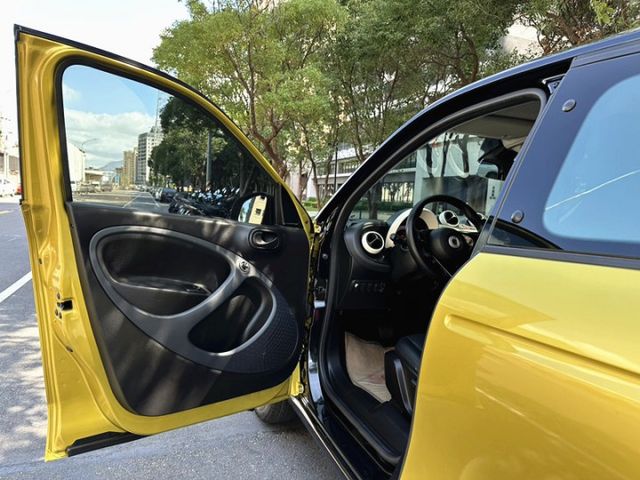 〈最安全的都市精靈〉一手女用認證車/獨特四座掀背吸睛款/低稅金制霸/市區停車便利/定速/恆溫/循跡/模式切換/市面稀有  第14張相片