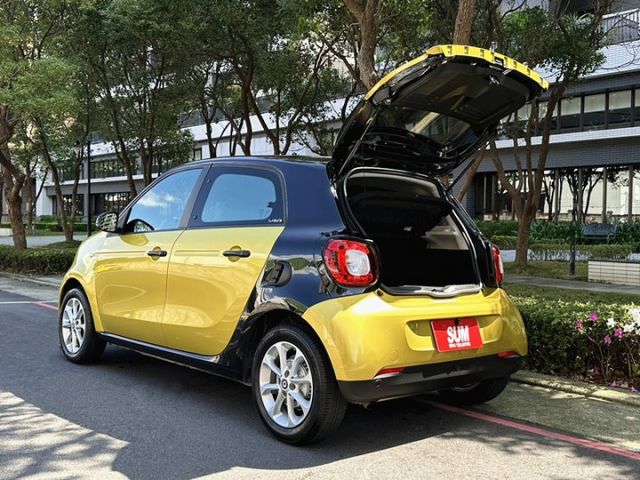 〈最安全的都市精靈〉一手女用認證車/獨特四座掀背吸睛款/低稅金制霸/市區停車便利/定速/恆溫/循跡/模式切換/市面稀有  第20張相片