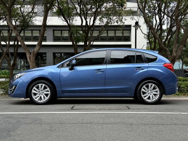 〈低里程頂級五門掀背鯊〉一手車原鈑件/摸門/一鍵啟動/定速/日行燈/HID自動頭燈/雨滴感應/分區溫控/循跡/AWD  第3張相片