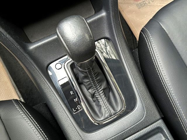 〈低里程頂級五門掀背鯊〉一手車原鈑件/摸門/一鍵啟動/定速/日行燈/HID自動頭燈/雨滴感應/分區溫控/循跡/AWD  第12張相片