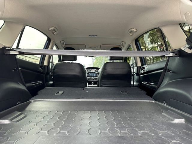 〈低里程頂級五門掀背鯊〉一手車原鈑件/摸門/一鍵啟動/定速/日行燈/HID自動頭燈/雨滴感應/分區溫控/循跡/AWD  第16張相片